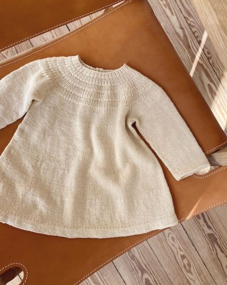 PetiteKnit stickmönster Ankers klänning