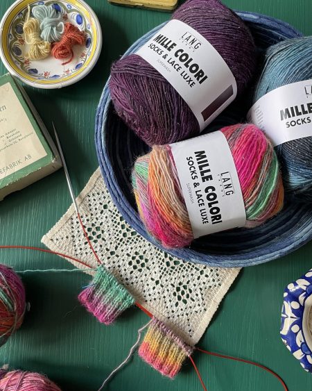 Tre nystan Mille Colori Socks & Lace Luxe och en påbörjad stickning