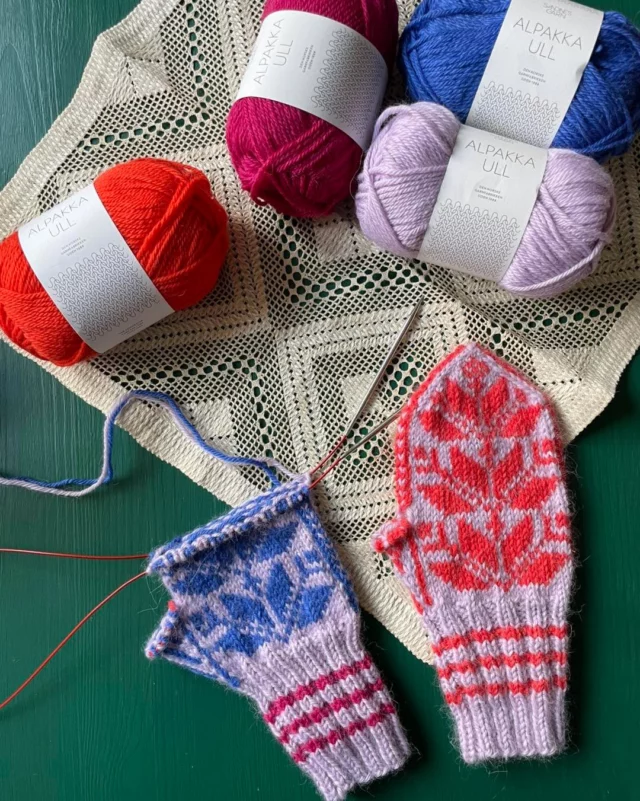 💕 MITTENS FOR MIMI 💕  De här vantarna la jag upp i vintras och pratade lite om i en live då! Sedan kom jag av mig lite eftersom jag inte blev nöjd med hur jag hade gjort ändringar i tummen - den blev alldeles för liten. Jag la upp en ny vante och passade då på att testa en ny färgkombination. Nu blev jag nöjd med tummen men osäker på färgkombinationen, hahaha! 😂 Ja och där är vi nu, sen har jag stickat så mycket på olika presenter som exempelvis taxar och bruna tröjor att jag inte riktigt haft ork eller lust att plocka upp de här vantarna igen. Vilket är synd, för jag fryser om händerna eftersom jag bara har tunna vantar 🤪  Jag tror jag ska försöka sticka klart den här blålilarosa varianten och så får vi se om tummen blir bra och om jag ska göra en till, eller om jag ska göra ett helt nytt par med en ny tumme och en ny färgkombination. Det kan väl inte bara vara jag som håller på och krånglar såhär mycket med stickningar för att få det perfekta (vad nu det är...) resultatet?! 😂  (Mönstret till de här vantarna är gratis och finns på Ravelry, de heter Norwegian mittens for mimi! Jag stickar dem i Alpakka Ull från Sandnes 😍)  #knutengarn #knutenjkpg #lysjkpg #jkpgsöder #jönköpingsöder #garnaffärijönköping #stickgäris #diy #slowfashion #yarninspo #knitting #sticka #knittersofinstagram #sandnesalpakkaull #mittensformimi #norwegianmittensformimi