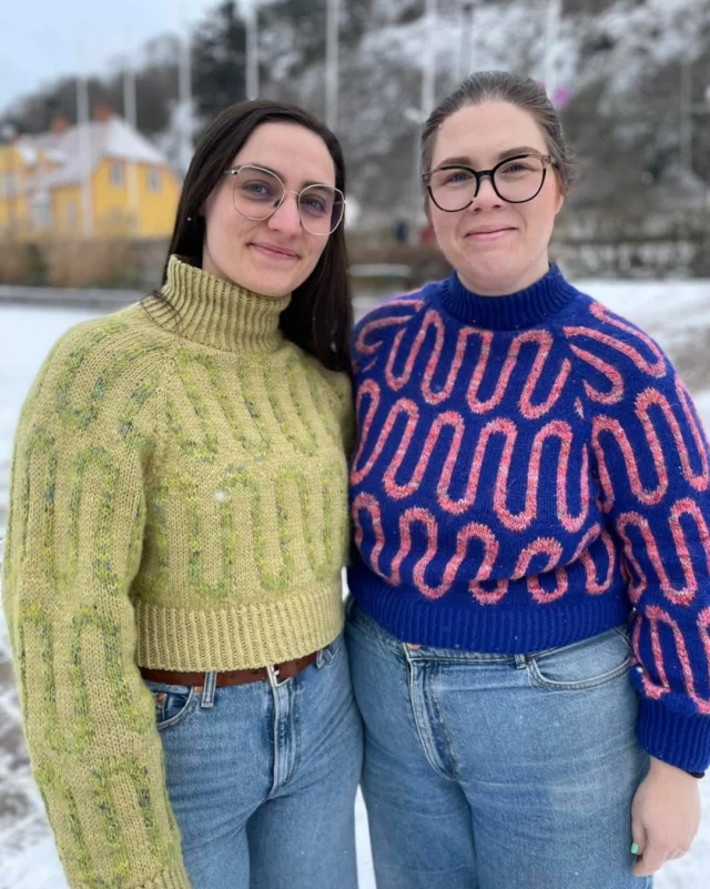 ❄️ 2 X WAVE SWEATER ❄️  Det är så roligt att sticka efter samma beskrivning när man är två kompisar med ganska olika smak! Både jag och Lisa har stickat Wave Sweater av @spektakelstrik 🤩  Jag tycker att det här är ett perfekt exempel på att man inte måste välja hög kontrast i en flerfärgsstickning - låg kontrast kan ju bli svinsnyggt det med, som på Lisas tröja här!  Min har ni ju sett förr, den är stickat i en tråd Rauma 3-tråds gammelserie (kungsblå) som bottenfärg och en tråd Lang Yarns Footprints (0012) ihop med en tråd Sandnes Tynn Silk Mohair (4315) som mönsterfärg.  Lisas är stickad med tre trådar Isager Highland (Hay) som bpttenfärg och en tråd Lang Yarns Footprints (0001) ihop med två trådar Sandnes Tynn Silk Mohair, dessvärre i den utgångna färgen 9325 men det finns ju andra fina limeiga 😍  #knutengarn #knutenjkpg #lysjkpg #jkpgsöder #jönköpingsöder #garnaffärijönköping #stickgäris #diy #slowfashion #yarninspo #knitting #sticka #knittersofinstagram #spektakelstrik #wavesweater