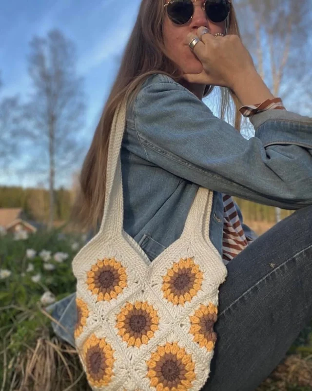 🌻 FRIDAS GRANNY SQUARE BAG🌻  Jag visade ju Fridas virkade väska i stories för ett tag sen men jag tänkte att den förtjänade ett ordentligt inlägg också! 😍 Väskan heter Granny Square Bag och instruktionerna hittar du om du söker på Youtube ☺️ Frida har virkat sin väska i Järbo Soft Cotton men det går fint att använda lite vad du vill, bara du anpassar storleken. Väskan mår också fint av att fodras för att hålla formen.  Jag tycker Fridas klassiska färgval är såå fint men kan verkligen tänka mig en hel radda olika varianter av denna, skulle vara kul att se vad ni hittar på! 🤩🤩🤩