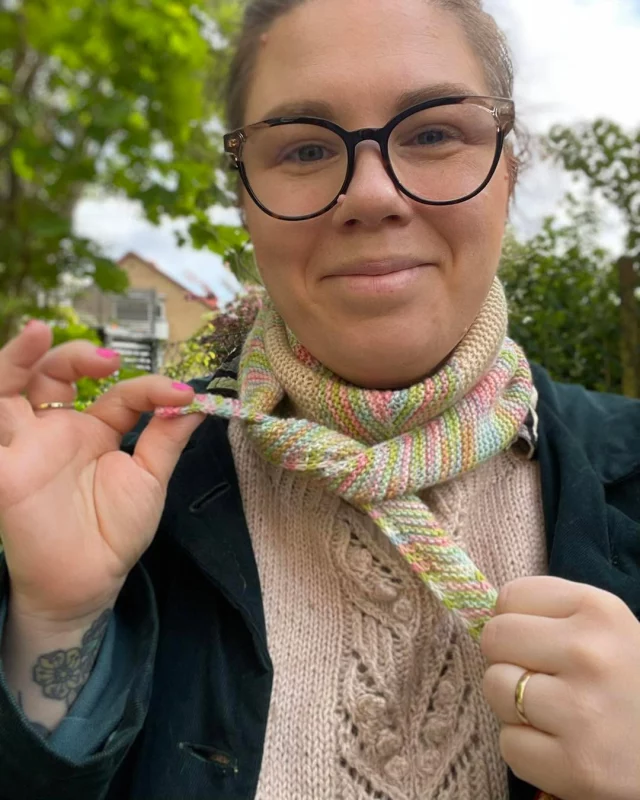 🐍 PYTHON SHAWL 🐍  Jag har stickat mig en Python Shawl designad av stjärnan @emiliajensenknits 😍  Det här är en rolig och snabbstickad sjal som får sitt mönster från färgbyten och förkortade varv. Jag gillar också att den är ganska tunn så den blir inte så megavarm, och i den lilla varianten är den dessutom perfekt storlek för mig under den här årstiden ☺️☀️💕  Garnerna jag använt är underbara Eco Stella, handfärgat garn från @garnmakeriet, ihop med Sandnes Babyull Lanett. Det gick inte åt mycket av dem så en härva Eco Stella plus ett nystan Lanett räckte finfint 😍 vill man sticka den med olika färger på varje fält så är det ju bara att slänga fram restgarnerna 😍 Mönstret hittar ni på Ravelry eller om ni kommer förbi butiken 🥰  #knutengarn #knutenjkpg #lysjkpg #jkpgsöder #jönköpingsöder #garnaffärijönköping #stickgäris #diy #slowfashion #yarninspo #knitting #sticka #knittersofinstagram #emiliajensenknits #garnmakerietecostella #sandnesbabyulllanett