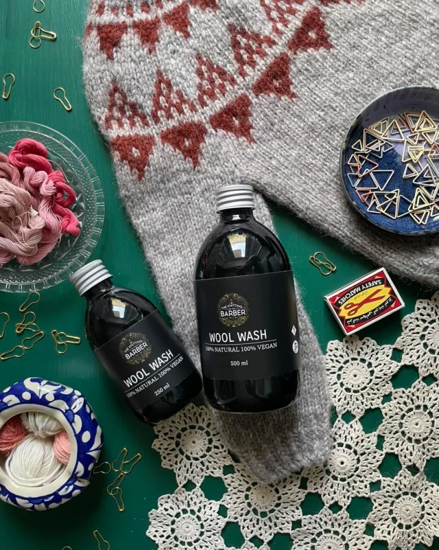 🖤 NYA TILLBEHÖR FRÅN THE KNITTING BARBER 🖤 
Vi har fått in påfyllning från The Knitting Barber! Både sådant vi redan haft sedan innan, som vågar och måttband, och helt nya prylar! 😍  Nyheterna är dels TKB Wool wash, ett veganskt ulltvättmedel tillverkat i Finland av naturliga ingredienser. Där finns det både stor flaska om 500 ml och liten flaska om 250 ml att välja på. 
Dessutom har vi fått påfyllning av stickstopp - några riktigt roliga varianter den här gången tyckte vi! 🤩 Min favorit var nog tarotkortet "The Reader", med en dödskalle som ligger på en hög med böcker. 💀📚 
Sist men inte minst har vi fått in två stycken markörnyheter! Den ena heter Kitty cat och är faktiskt ett måste för kattälskaren. Den innehåller 20 markörer i två olika storlekar, formade som katter, plus en peppmarkör som även den är formad som en katt. Den andra heter Raindrops och ger mig riktiga Mary Poppins-vibbar. Markörerna är formade som regndroppar och så följer det med en peppmarkör som är formad som ett paraply. 🥰🐈‍⬛☔️ 
Så in och kolla på hemsidan eller kom förbi butiken och botanisera! 😍🥳💕  #knutengarn #knutenjkpg #lysjkpg #jkpgsöder #jönköpingsöder #garnaffärijönköping #stickgäris #diy #slowfashion #yarninspo #knitting #sticka #knittersofinstagram #theknittingbarber